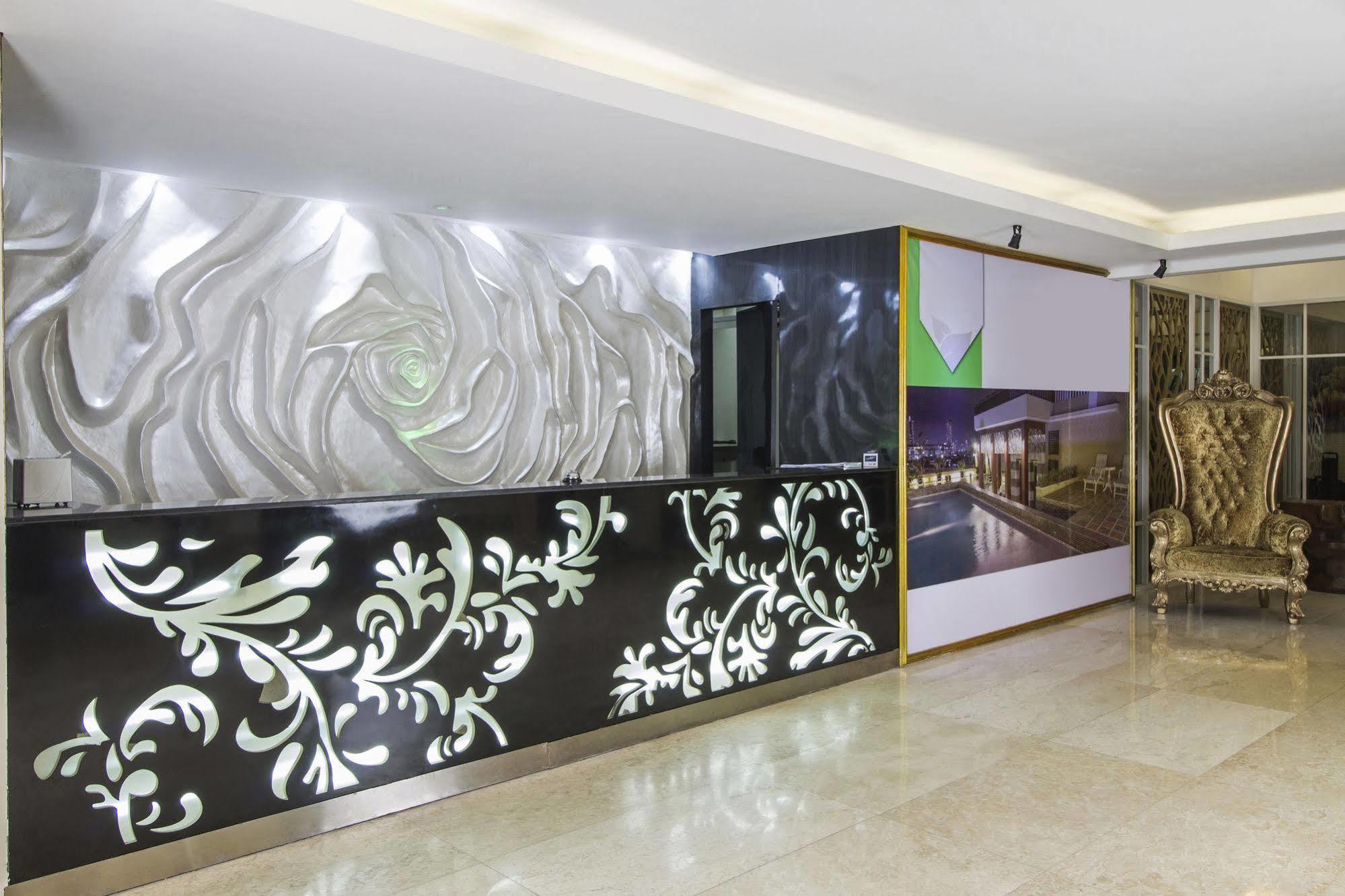 Reddoorz Premium @ Thamrin Kebon Sirih Jacarta Exterior foto