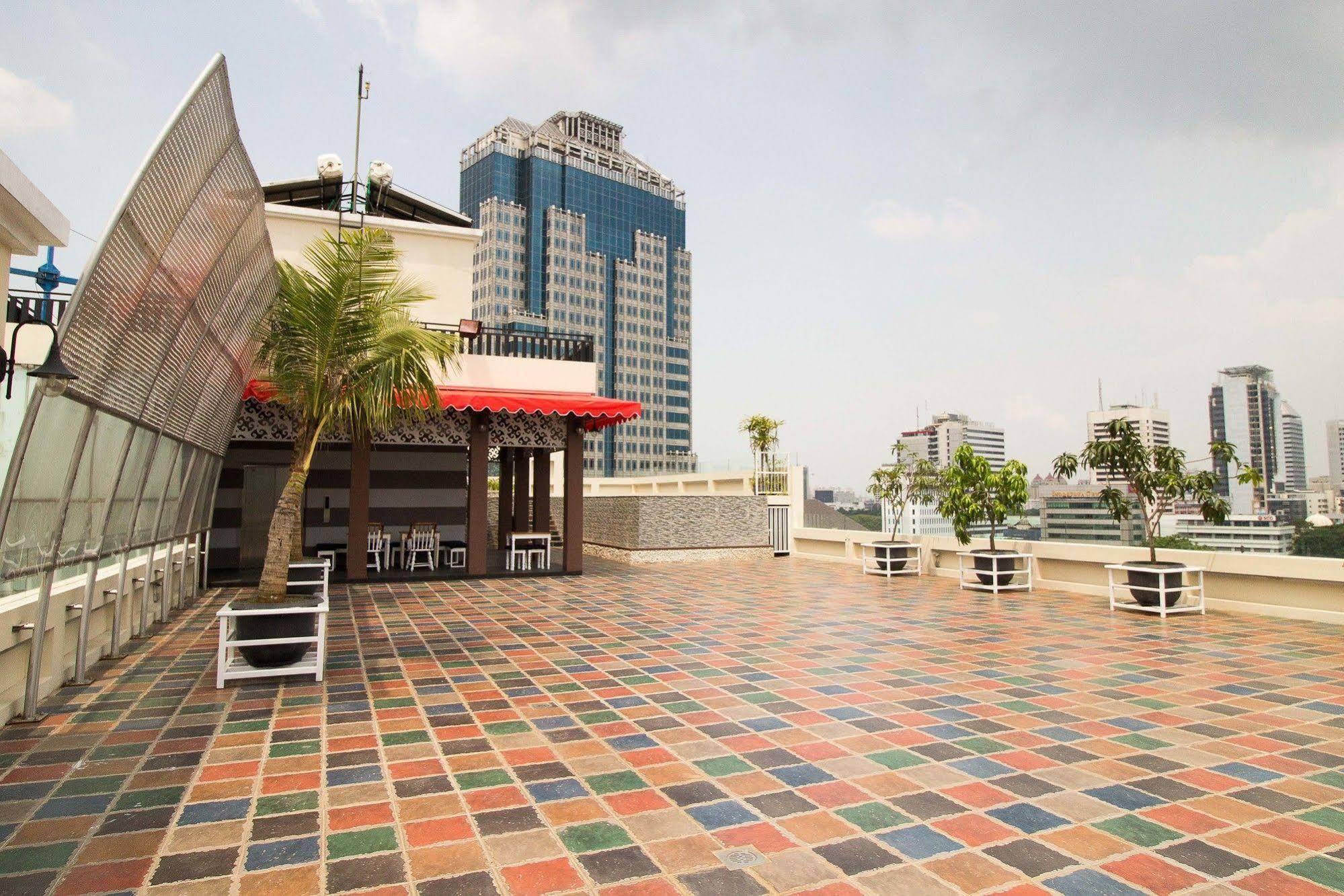 Reddoorz Premium @ Thamrin Kebon Sirih Jacarta Exterior foto