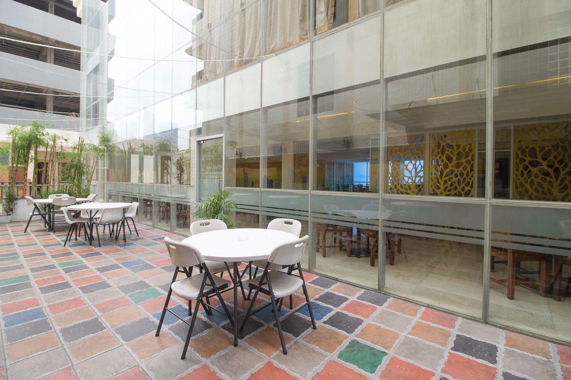 Reddoorz Premium @ Thamrin Kebon Sirih Jacarta Exterior foto