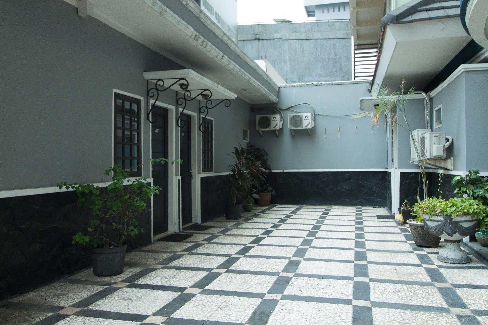 Reddoorz Premium @ Thamrin Kebon Sirih Jacarta Exterior foto